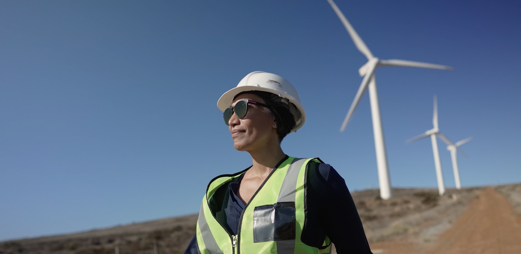 Eine Frau vor Windkraftanlagen von Enertrag