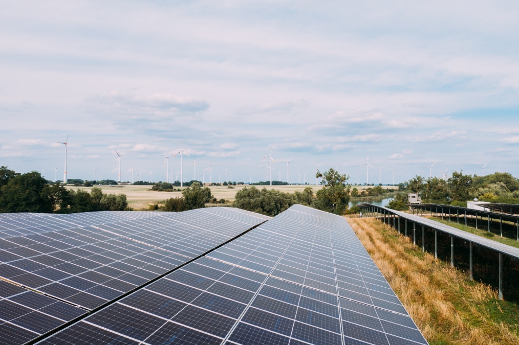 Blick über das Solarfeld Uckermark auf das Windfeld Randowhöhe