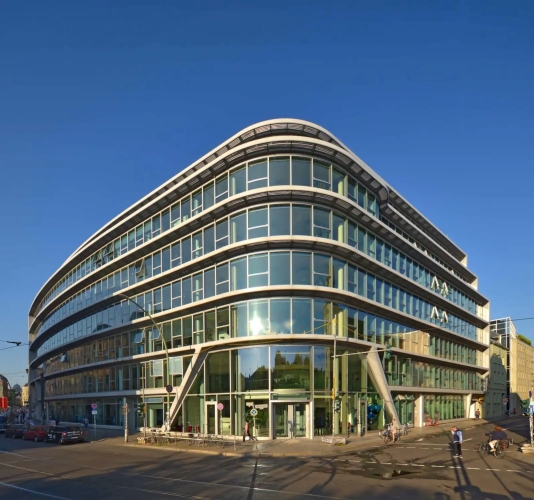 Bürogebäude aus Glas und Beton an Straßenkreuzung