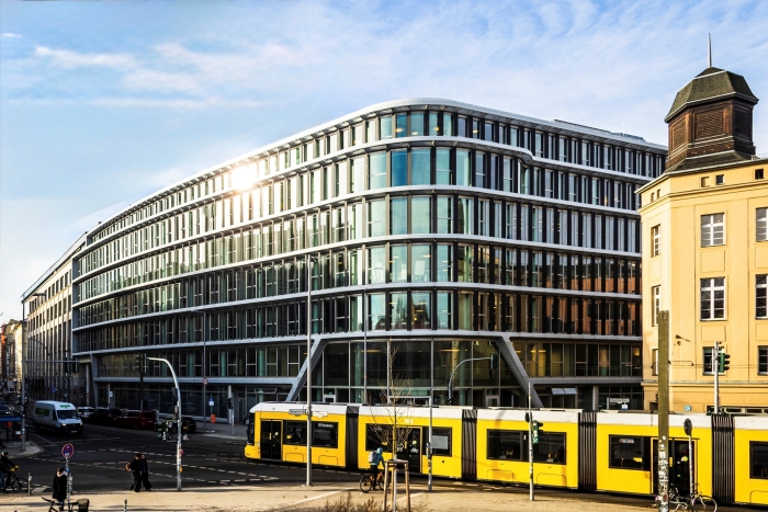Bürogebäude aus Glas und Beton an Straßenkreuzung